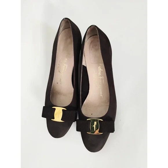 Salvatore Ferragamo Vara Pumps 5.5 B Brown Suede Gold Bow Block Heel Italy - Picture 2 of 8